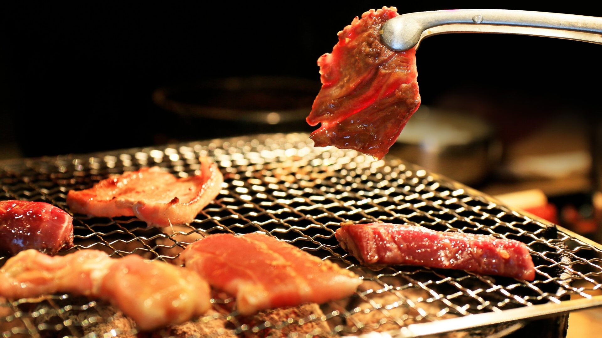 焼肉テーブルに並ぶホルモンとナムルの盛り合わせ